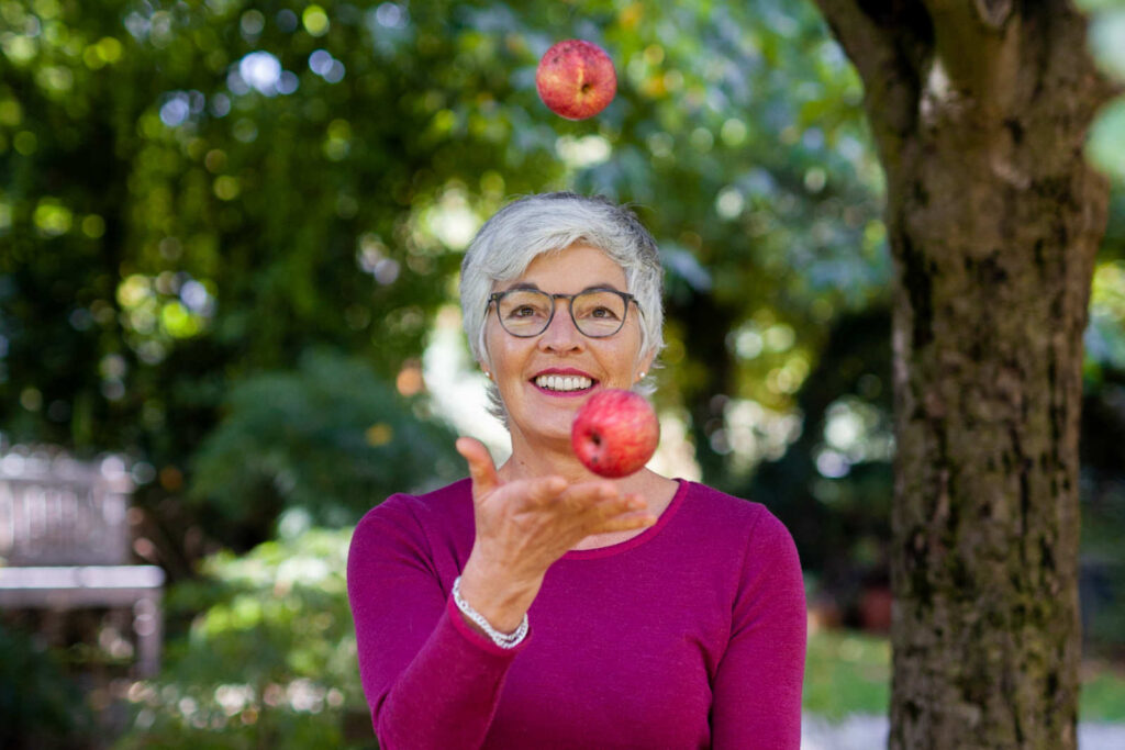 Susanne Volmari jongliert mit einem Apfel